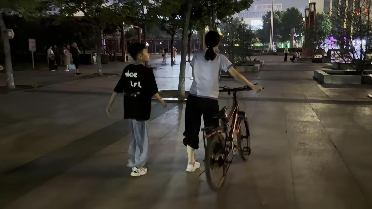 新婚老公被外派到国外2年，我一个人过，逛街碰见他直属领导，领导愣住:你老公2年前