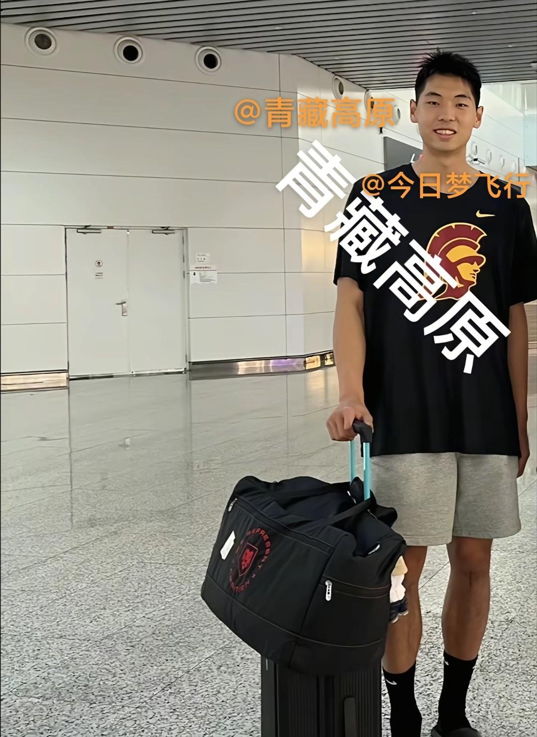 崔永熙回国笑容满面，焦泊乔从头做起去剪发！今天上午，广东队球员崔永煕从美国顺利