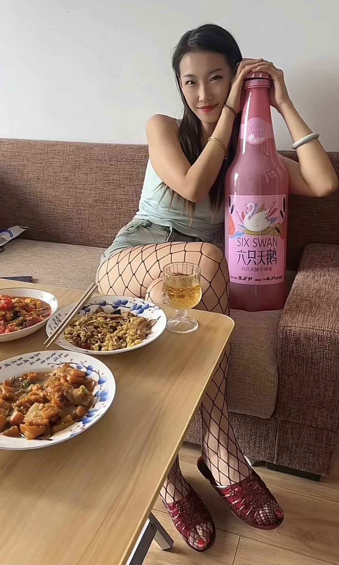 微醺时刻 有点上头 喝酒的女人
