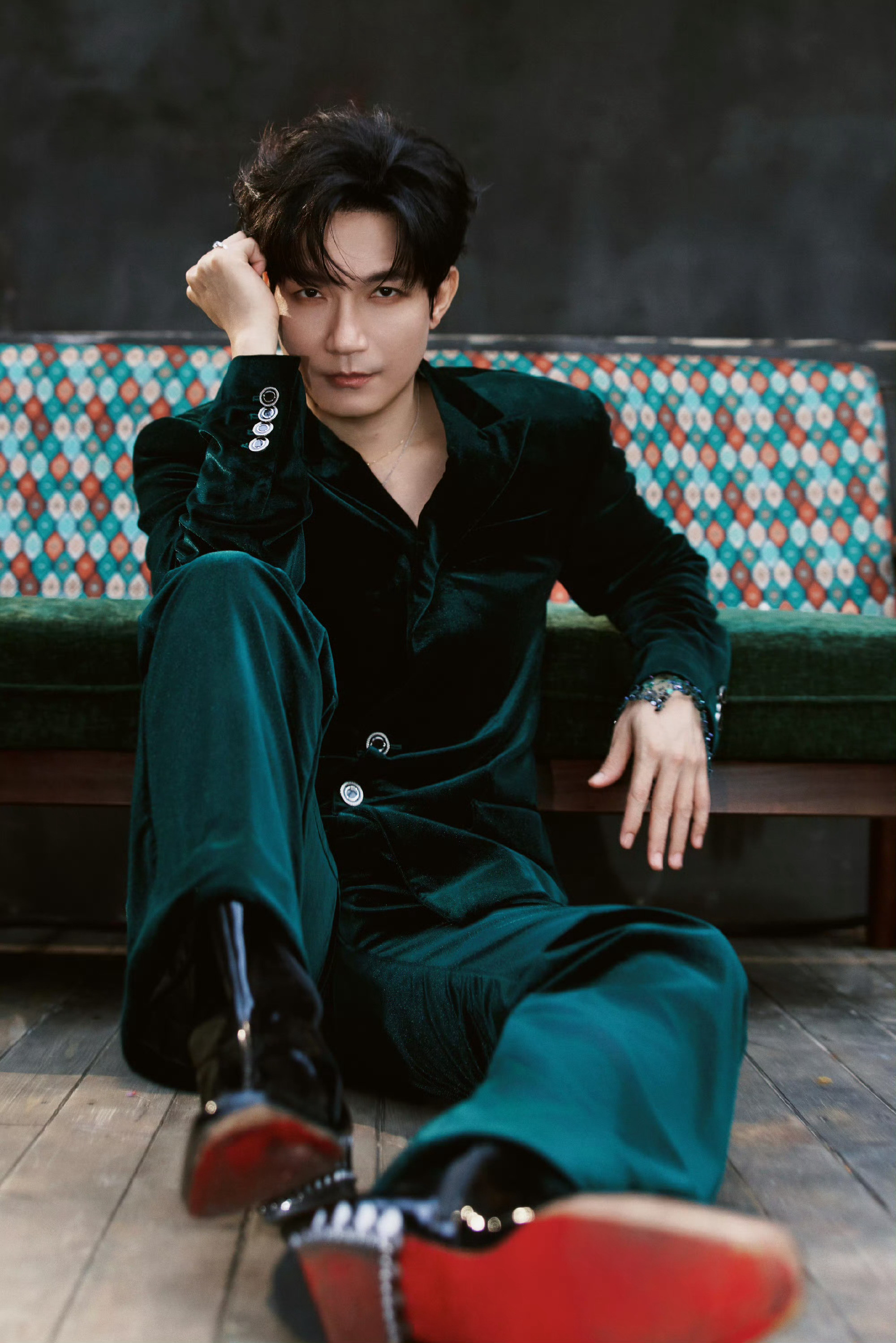 陈楚生你现在可是不得了了红底皮鞋绿丝绒西装……钓人技术一绝