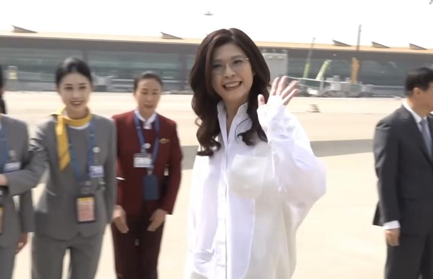 4月12日下午，郑丽文搭飞机返台了。跟大家讨论一个有趣的事，假如你是郑丽文，