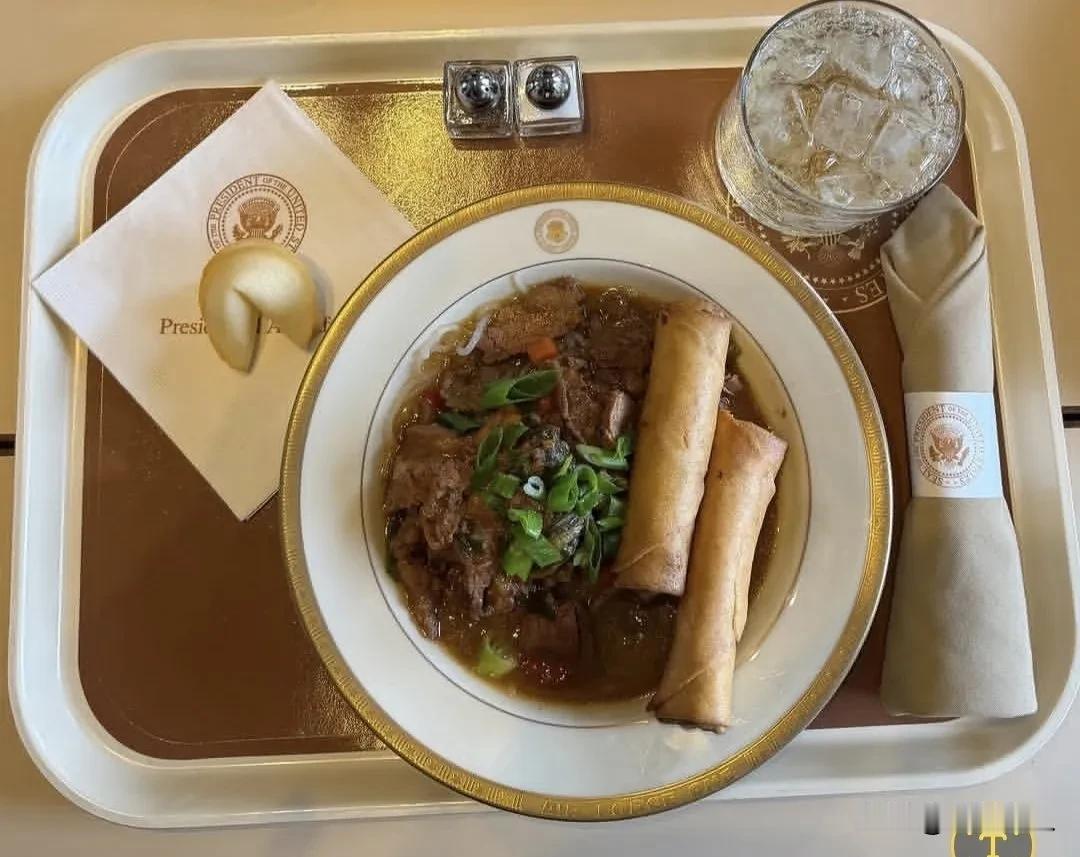 特朗普吃上了美式中餐牛肉面！”5月13日，在飞向中国的美国总统特朗普，在空军一号