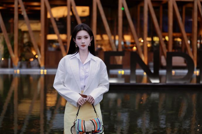 最近孟子义在出席时尚活动的时候搭配的很靓丽，看起来也特别的显年轻。她里面穿白