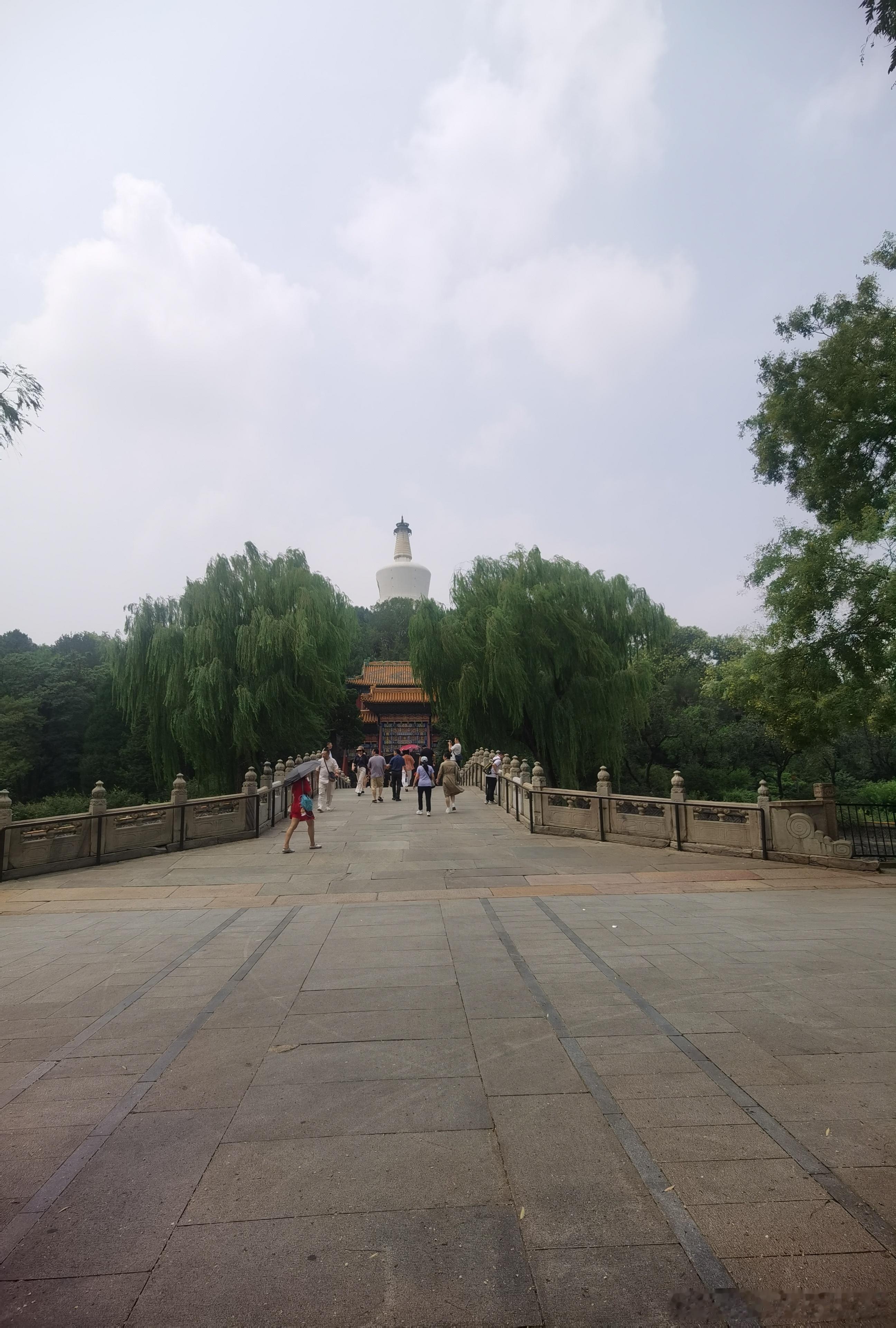 北海公园琼岛掠影，好多年没围着琼岛走一圈儿了。摄影​​​