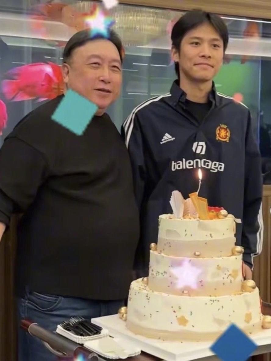 疯狂小杨哥露面#疯狂小杨哥露面了，现身导演王晶70岁生日会。