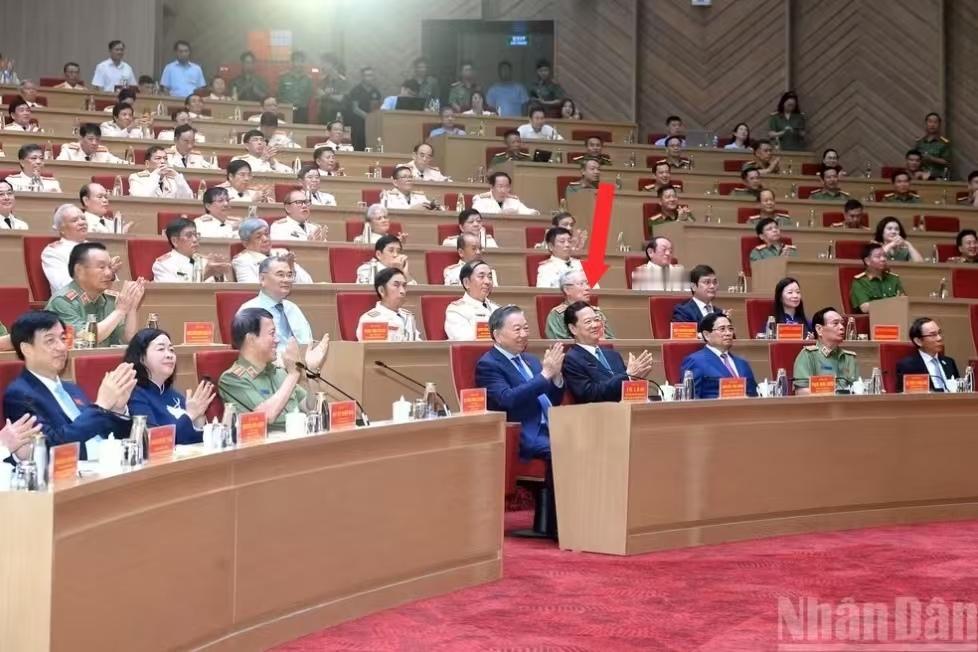 别来无恙！卸任后长期居住在胡志明市，很少北上河内参加活动的阮晋勇，竟然和苏林一同
