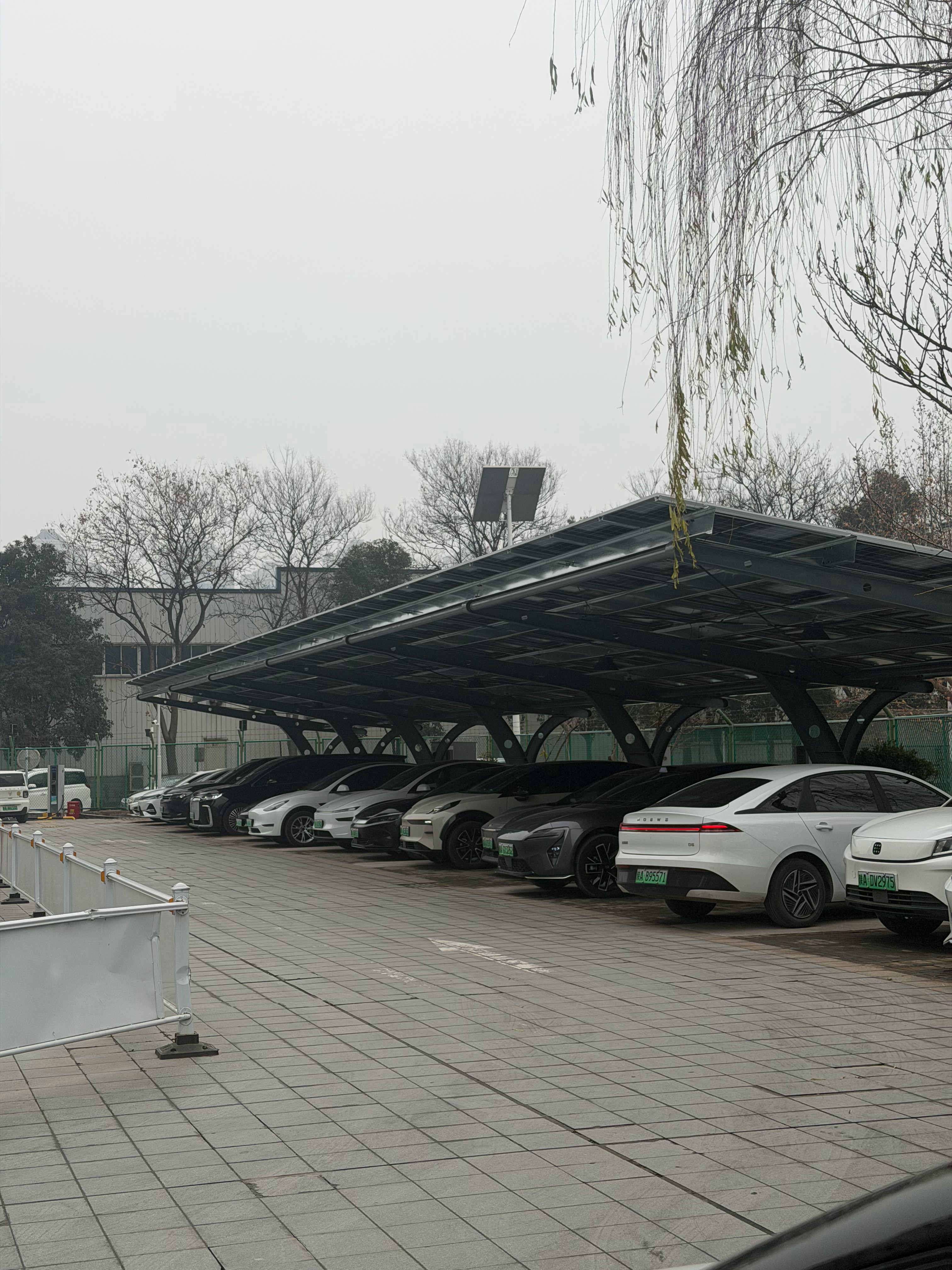 早晨给一个纯电车充电，无牌。已经跑了4个充电站，要不就不让无牌车进，要不进来