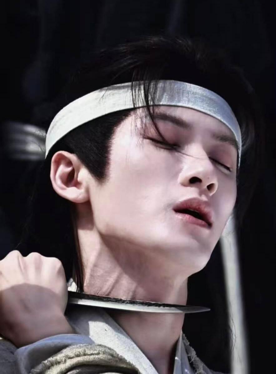 檀健次山高路远，风骨为仗；刀锋凛冽，初心为防。一身清骨，熬过乱世风霜；一寸锋芒