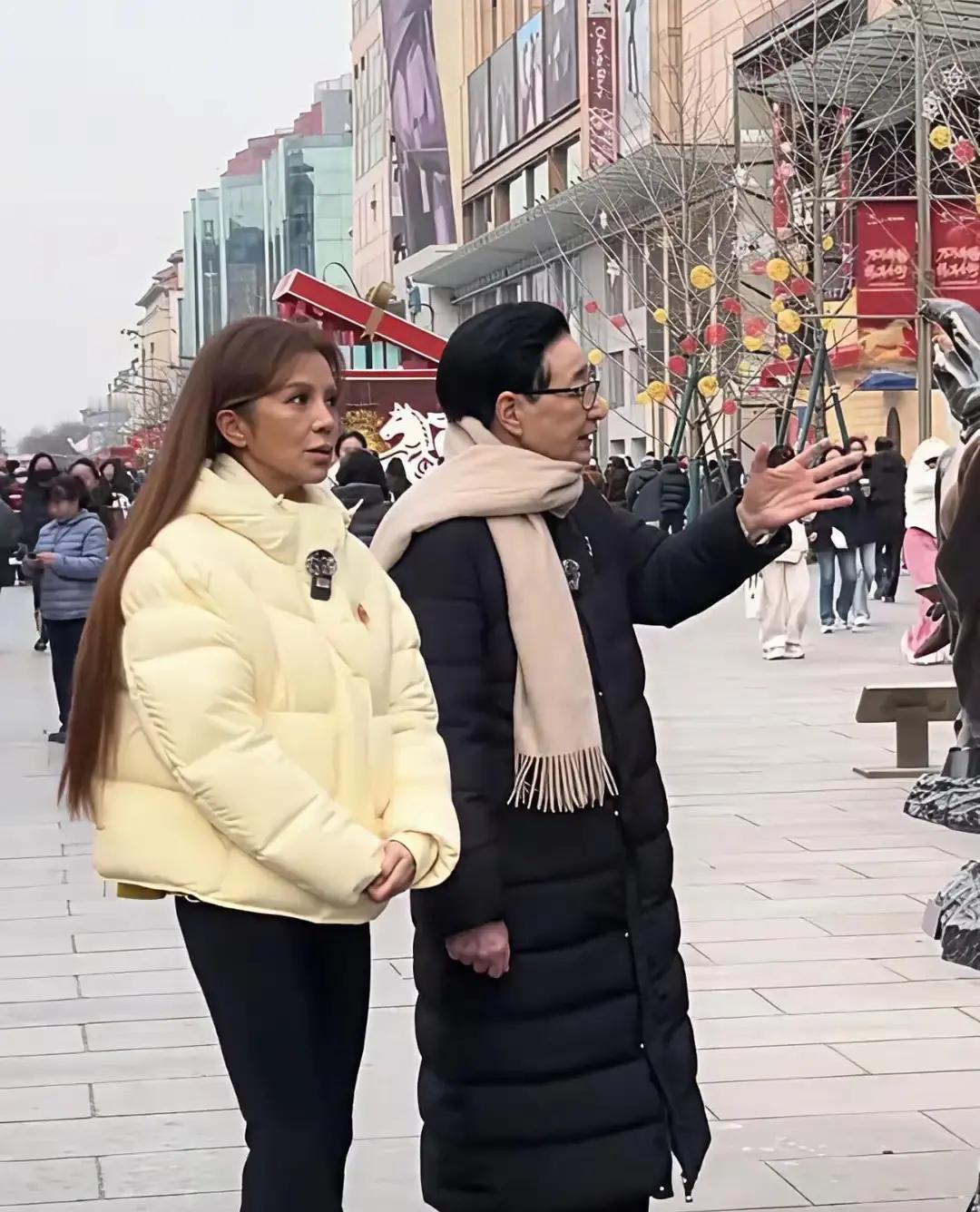 王府井偶遇朱迅，素颜皱纹、发髻松垮，竟然让无数中年人破防了？央视女神朱迅，私下