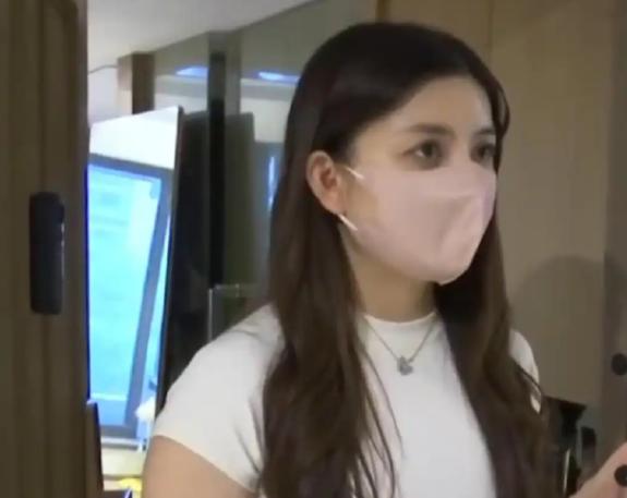 杭州一名独居小美女，半夜家里监控突然出现惊恐画面：门外蹲着一名陌生男子，正拿着她