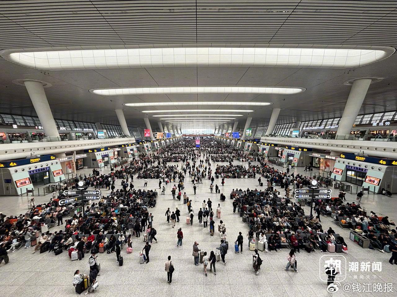 #这是假期前的杭州东站#4月30日，五一假期前一日，杭州东站迎来节前出行高峰，