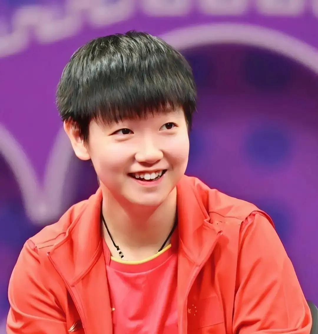 1月官宣！孙颖莎拿下理肤泉全球代言签约现场她刚下训练场，头发还湿着。品牌直