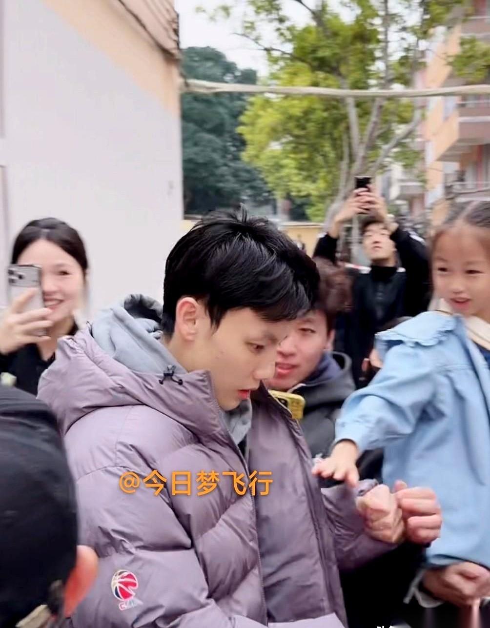 那辆大巴开走的时候，你知道上面装着什么吗？装的不是人。是五场连胜的底气，和全