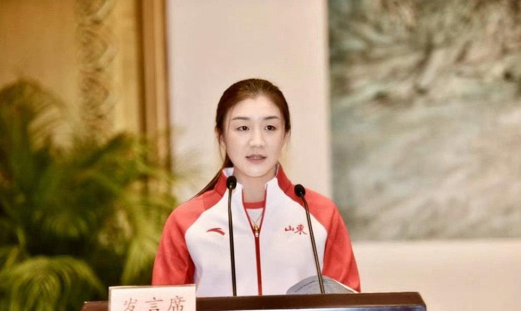 陈梦果然是山东的门面啊！瞧瞧山东十五运表彰大会上的大梦，开会时坐第一排c位，代