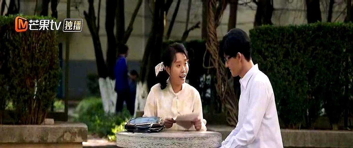 李雪琴这次演年代剧，差点成了全剧最大败笔。刚开播时她演的东北徒弟叶爱花，堵师