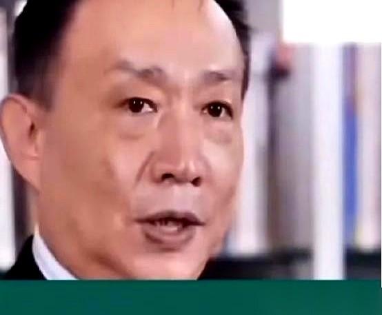 人家刀都快架到脖子上了，咱这儿竟然还有人在琢磨着，是不是该笑得再甜一点。清醒点