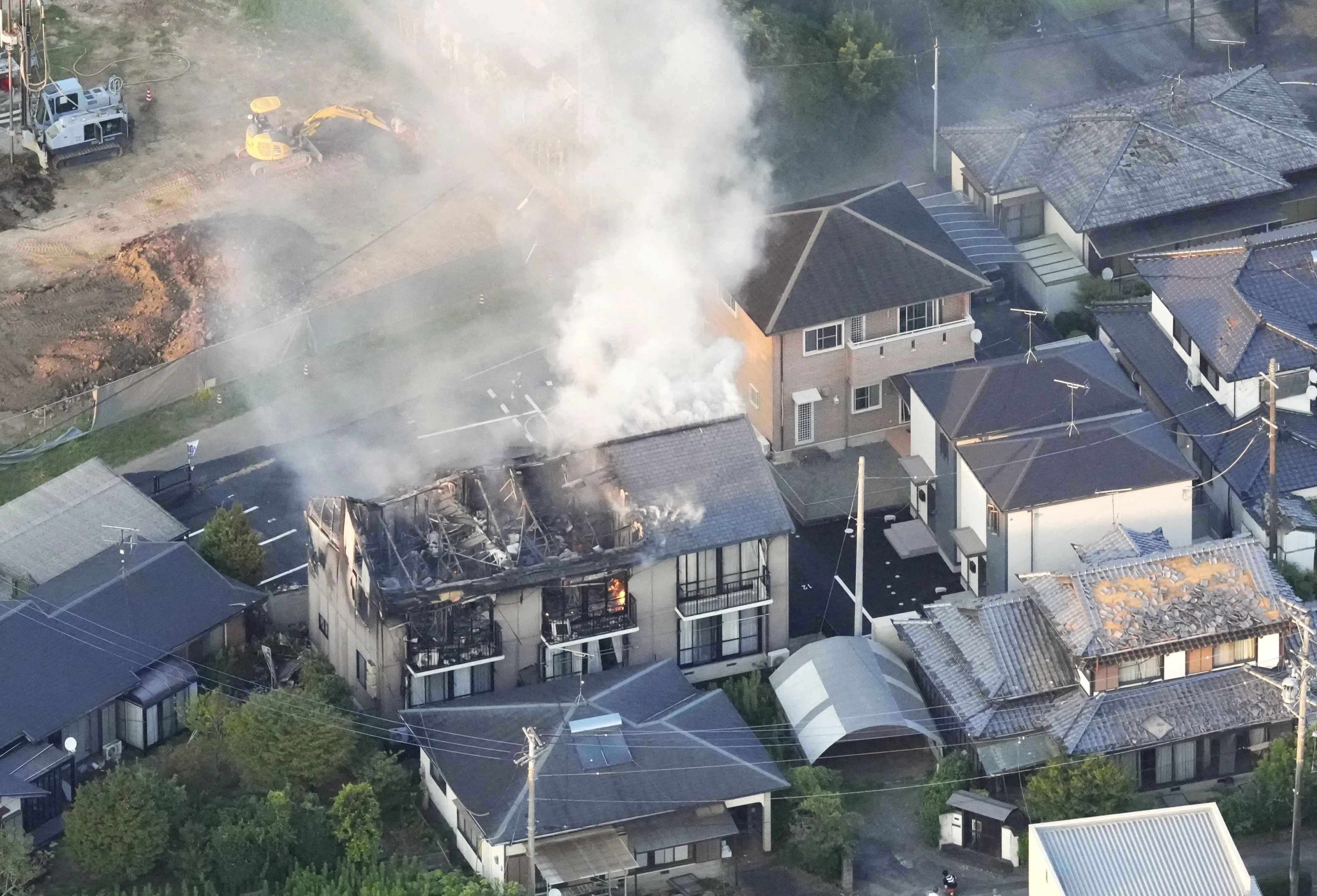 日本7.1级强震已致多人死亡地震后的桥梁断裂、工厂烟囱倒塌、民居失火、三大名城