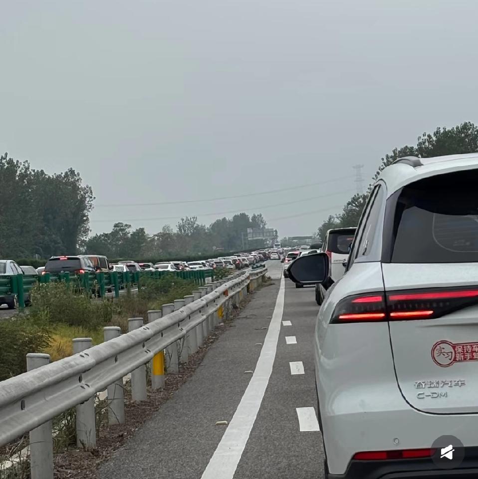 粤西高速太落后了天天堵车！谁国庆来粤西了？咱就是说，这高速堵得比早高峰的地