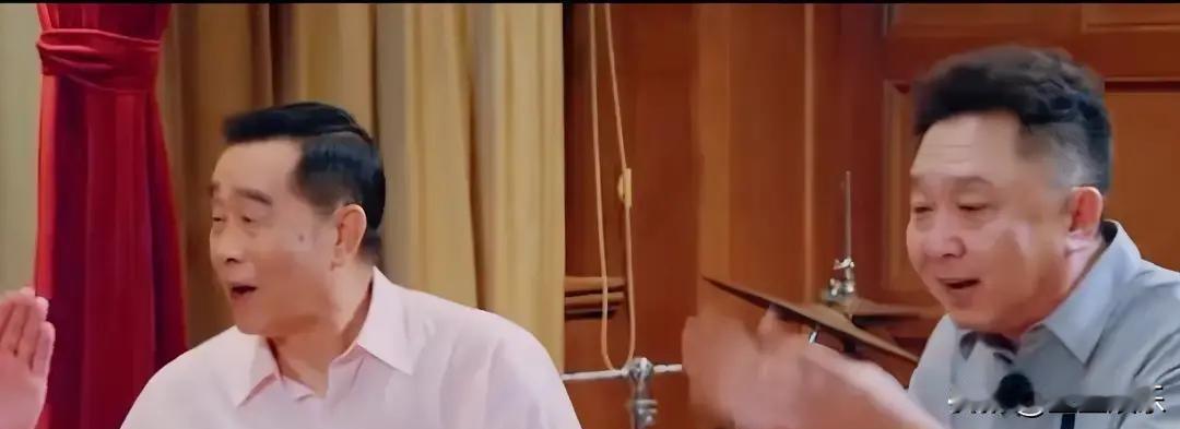 郭德纲端起酒杯的手在抖。于谦跪下的瞬间，被80岁的师父一把拽住。这顿饭，花了