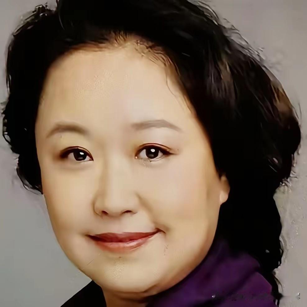 彭玉的大女儿赵玲琪，今年71岁，脸型像母亲、五官随父亲，笑起来甜甜的，给人感到无