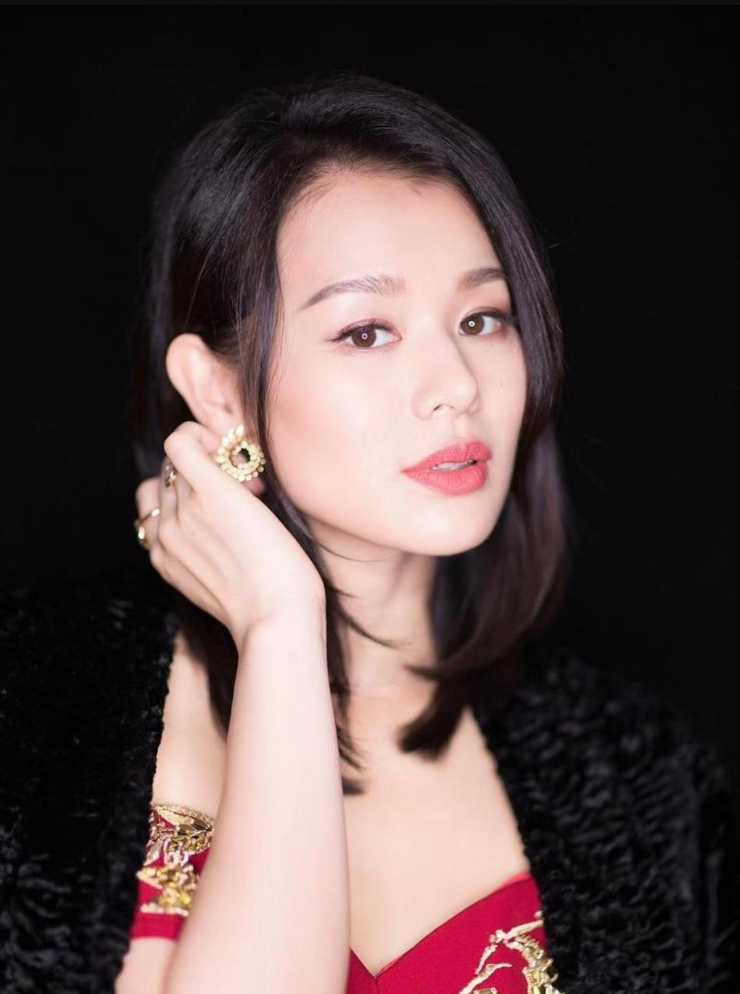刷手机的时候看到一段胡杏儿家的旧事，愣是让我把视频回放了好几遍。2021年她怀三