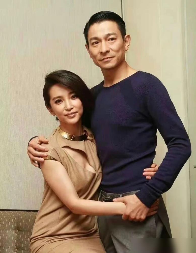 64岁刘德华沦为“遛弯大爷”，李冰冰一身高定却被嘲“寒酸”，这对王炸组合的近照看
