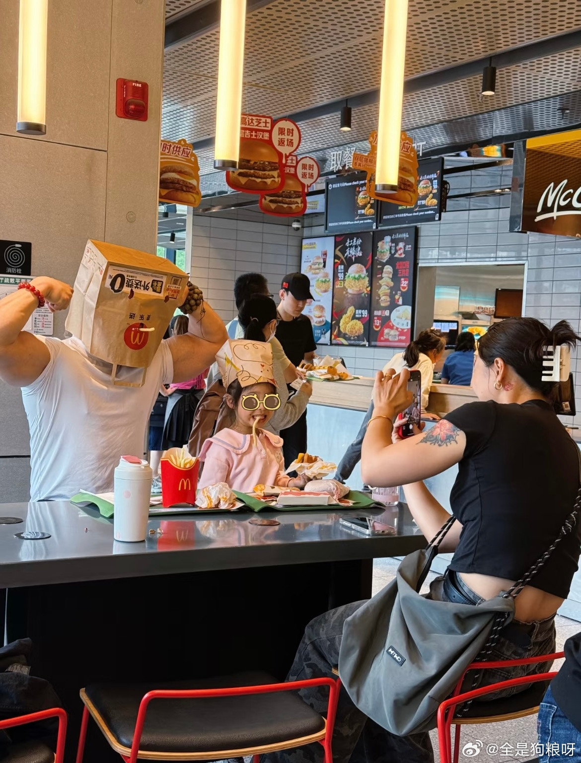 在麦门拍到超幸福的一家三口​​​