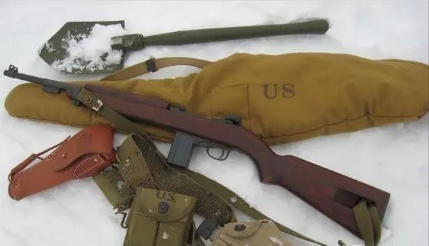 1944年，美军观察组访问延安时，随身携带了一款M1卡宾枪。这是一款二战名枪，虽