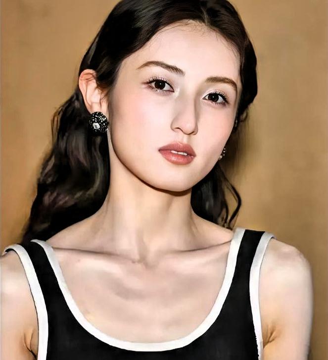 把张子枫瘦成这样还夸“高级感”的，你们良心不痛吗？以前那个圆脸可爱、笑起来像