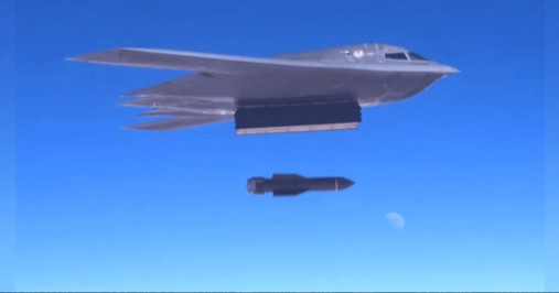 B-2伊朗实战“震撼世人”，但轰-20要学B-2就坏了美军使用B-2轰炸机首