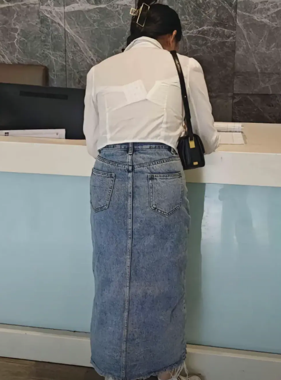 店里新招了一个员工，48岁，因为老板见她打扮的比较时尚，她的优势就是年轻。不怎么