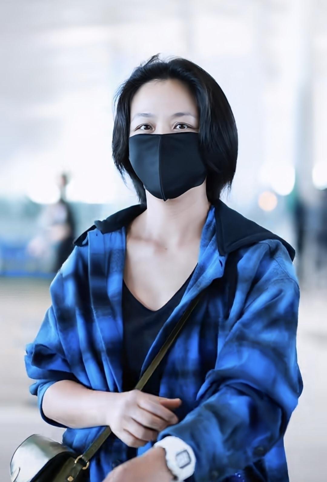 汤唯孕肚明显，剪了短发，穿蓝色格子衬衫，机场出发准备去香港待产！虽然46