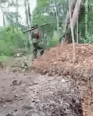 柬埔寨火力太猛了，打得一屋子泰国士兵都不敢抬头反击，只能满地爬！柬埔寨机枪手都是