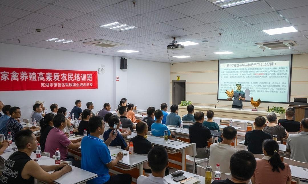 干教培太难了。今天晚上又收到两个学生要停课的信息，一个是高一，一个是高二，这已是