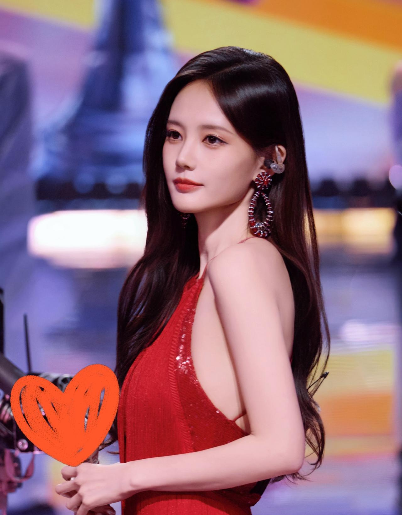 终于明白为什么李一桐不结婚不是因为没人喜欢她而是因为她都已经35岁了，竟然觉