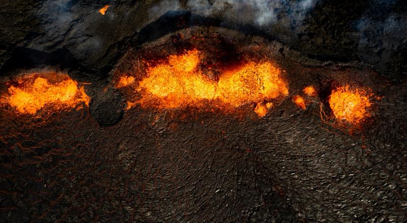 当熔岩与冰层接触，那场面老震撼了！熔岩温度在700°C-1200°C，冰层顶