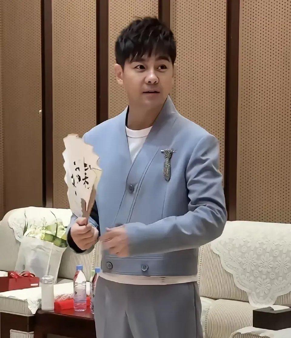 林志颖再也回不去了，50岁再唱《十七岁的雨季》好别扭，歌还是当年的歌，人已经不是