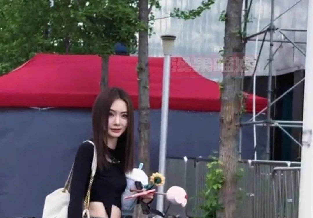 戚薇现身北大考试，这波操作直接惊掉众人下巴！本以为明星跨界学习只是走个过场，没想