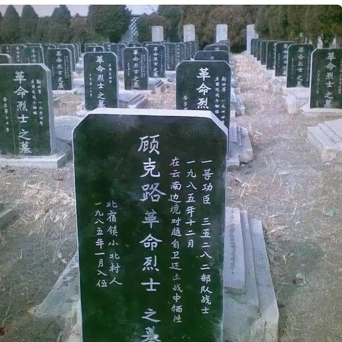 右腿被四发子弹贯穿后，他用止血带紧急包扎并炸毁首个暗堡。左腿遭炮弹炸断后，仍用手