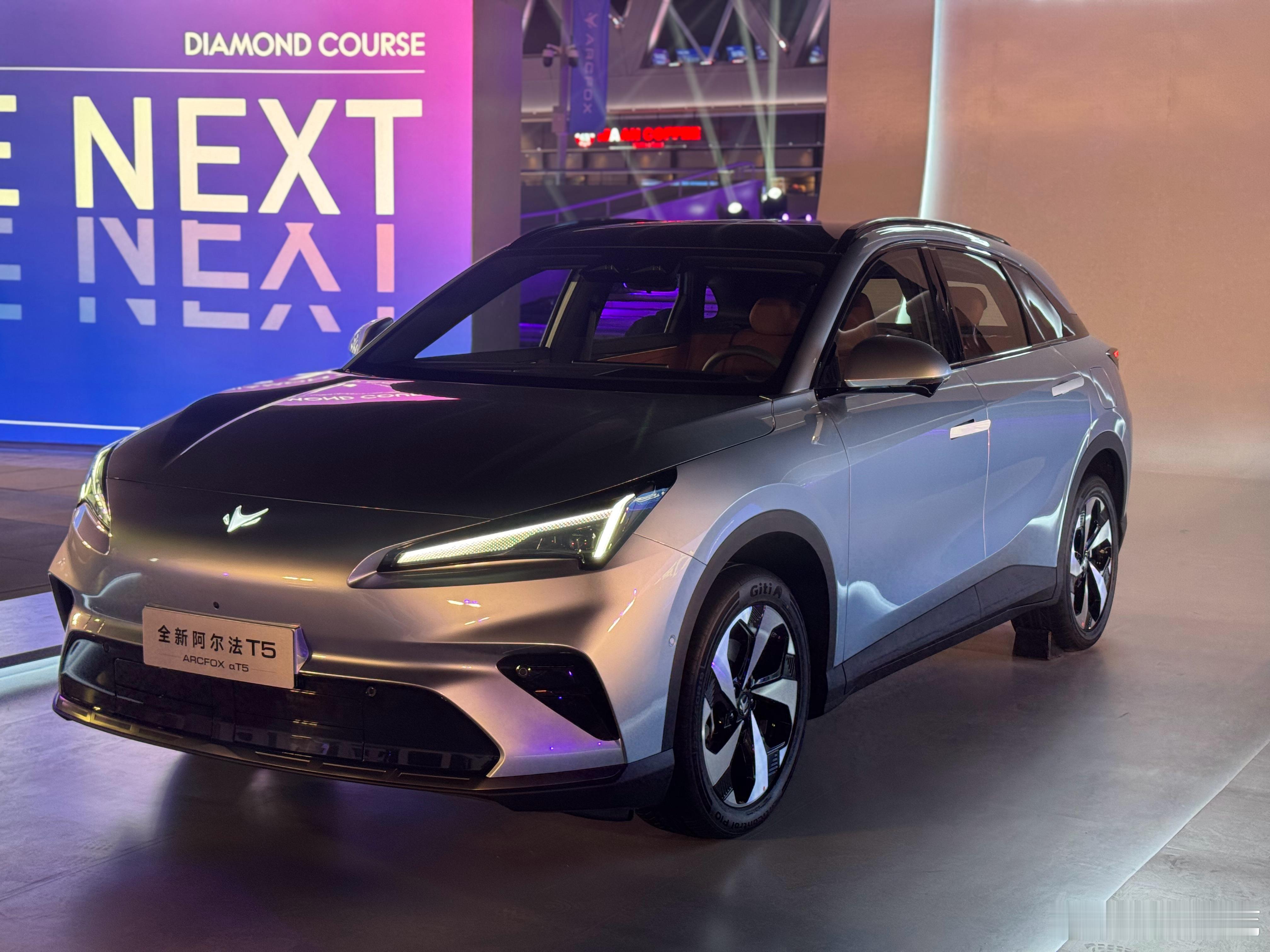 每个品牌、每款新车办发布会都会有类似“同级领先/全球首个”这些字眼极狐的发布会也