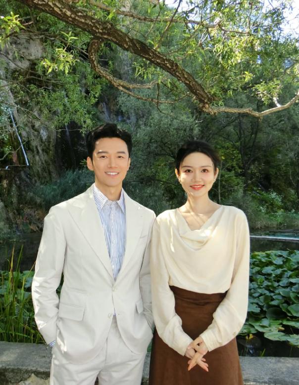 央视主持人龙洋与张韬再度同框亮相。这次二人不再担当主持，在央视2026国庆特别节