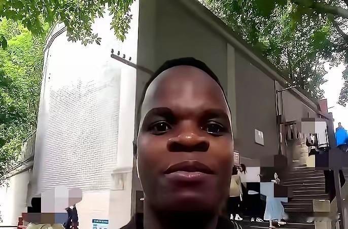 真的觉得他帅吗？重庆一公园相亲角，一名黑人（下图）征婚，要求很简单，女方每月给