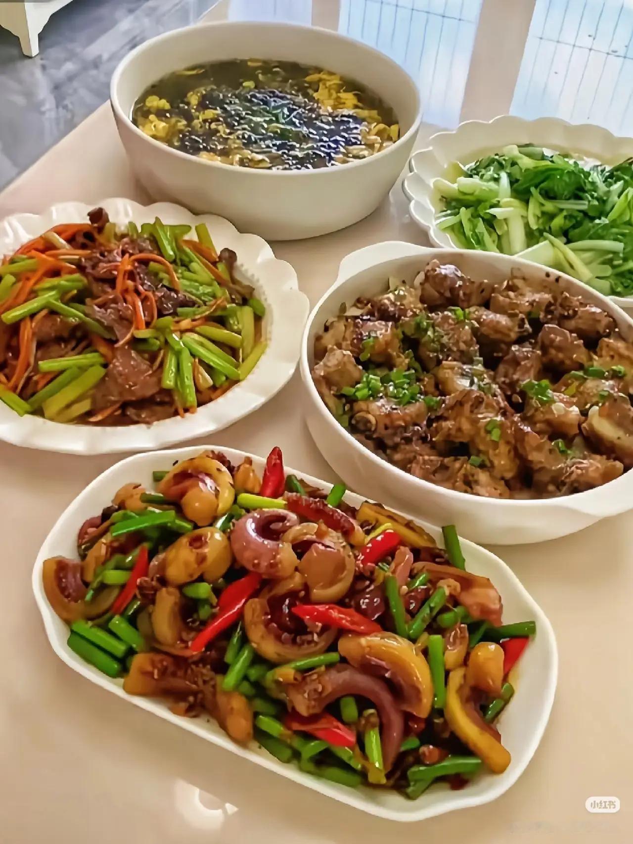 ​我真的很佩服有些人，一天三顿都在家里做饭吃的，辛辛苦苦2小时，15分钟吃完