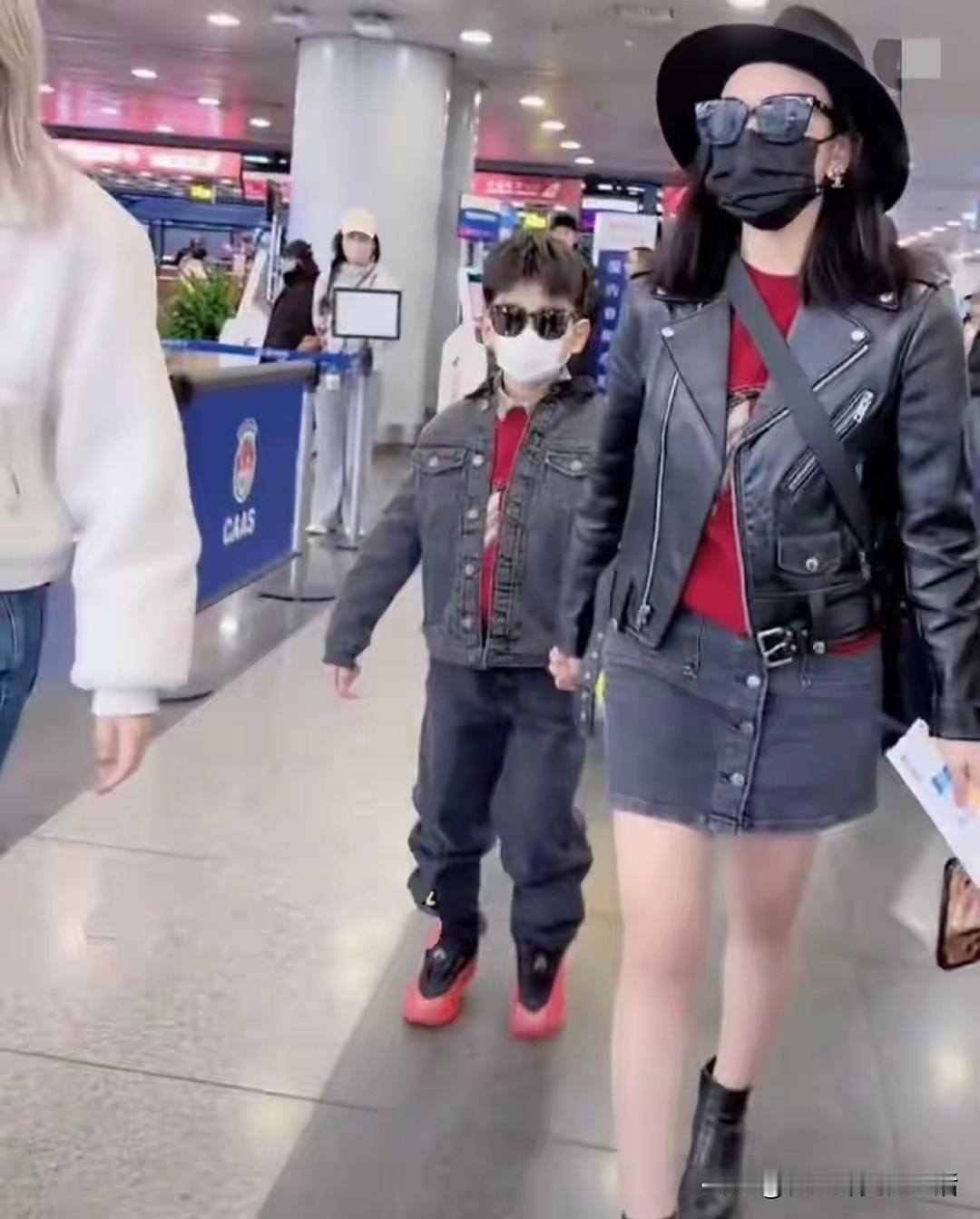 陈妍希带着儿子，走机场就像走T台，酷酷的。母子两个人还穿着同款的情侣装，一样的