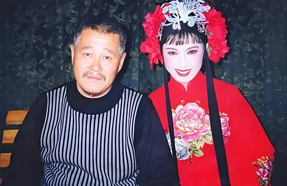 1991年，赵本山成名后，回家就对妻子葛淑珍说：“咱俩不合适，离婚吧！”没想到，