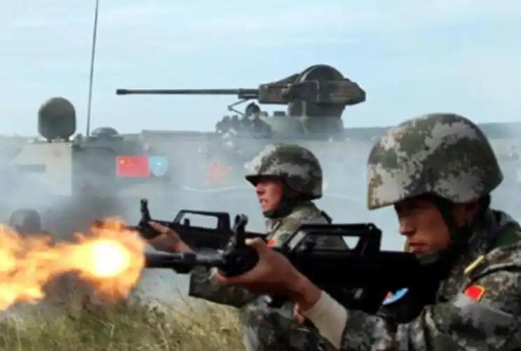 士兵上战场通常带多大的包？战斗中如何处置？是直接找个地方藏起来，还是继续背着作战
