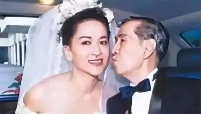 香港粤剧大师邓永祥与舞女洪金梅的爱情故事，洪金梅为嫁入豪门付出30年努力，最终却