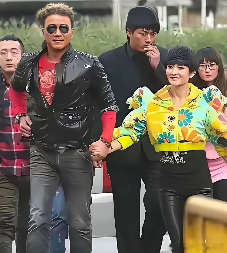 谢娜年轻时与胡军大叔！