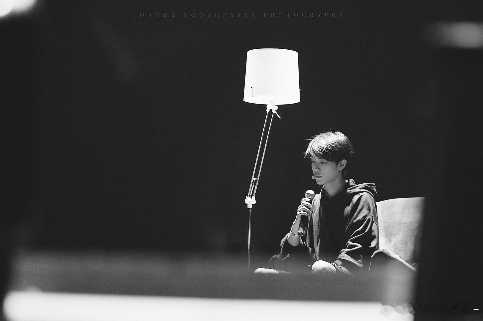 是18年演唱会彩排的肖战笑起来好苏