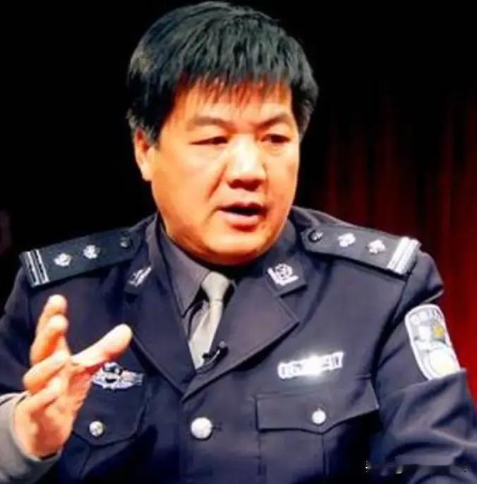 1992年，一名18岁的少女被拐卖到偏远的山区，在万分紧急的情况下，女孩的父亲向他求助，他没有丝毫犹